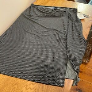 Womens pull on knee length skirt, black and white dot, Size XL, NWT
